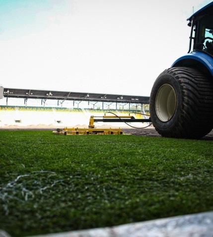 Rusza układanie murawy na płycie głównej stadionu