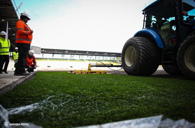 Rusza układanie murawy na płycie głównej stadionu