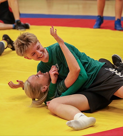 Trening piłkarek GieKSy z zapaśnikami ZUKS